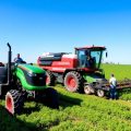 Peisaj agricol modern cu tehnologie avansată și câmpuri verzi.