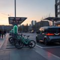 Mașină electrică modernă încărcându-se la stație futuristă noaptea din România