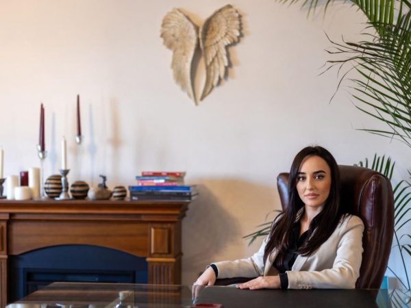 Monica Badea și EkoGroup: Prezența Serviciului de Producție Video Cucultău în Piața Publicității din Steaguri Direcționale